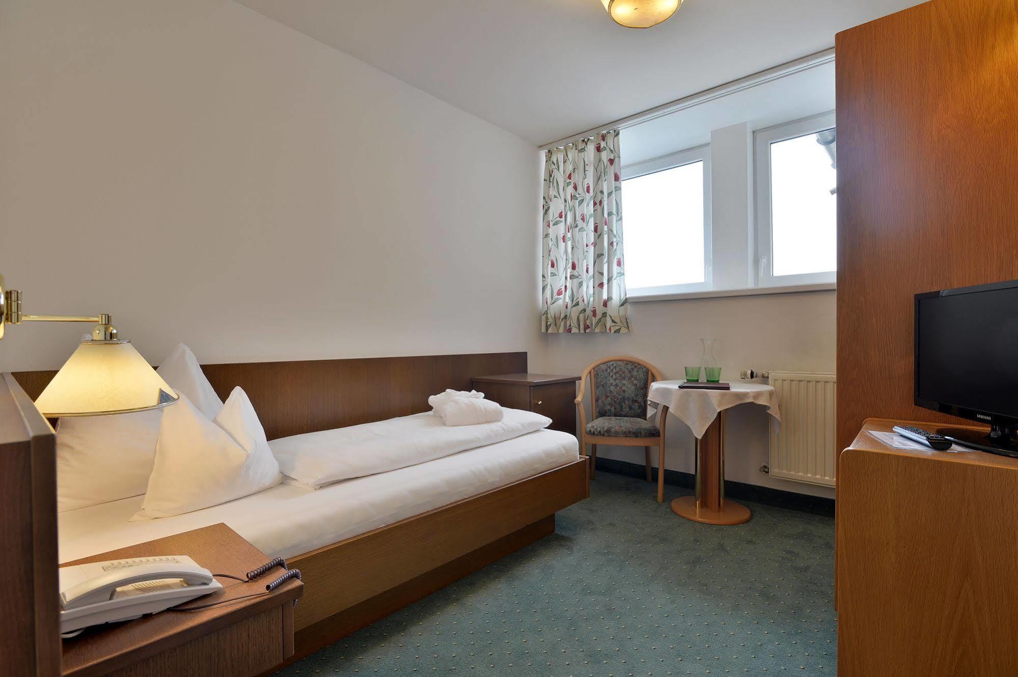 Classic Rooms By Crystal Sankt Johann in Tirol Esterno foto